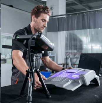Operador realizando captura 3D de componente automotivo
