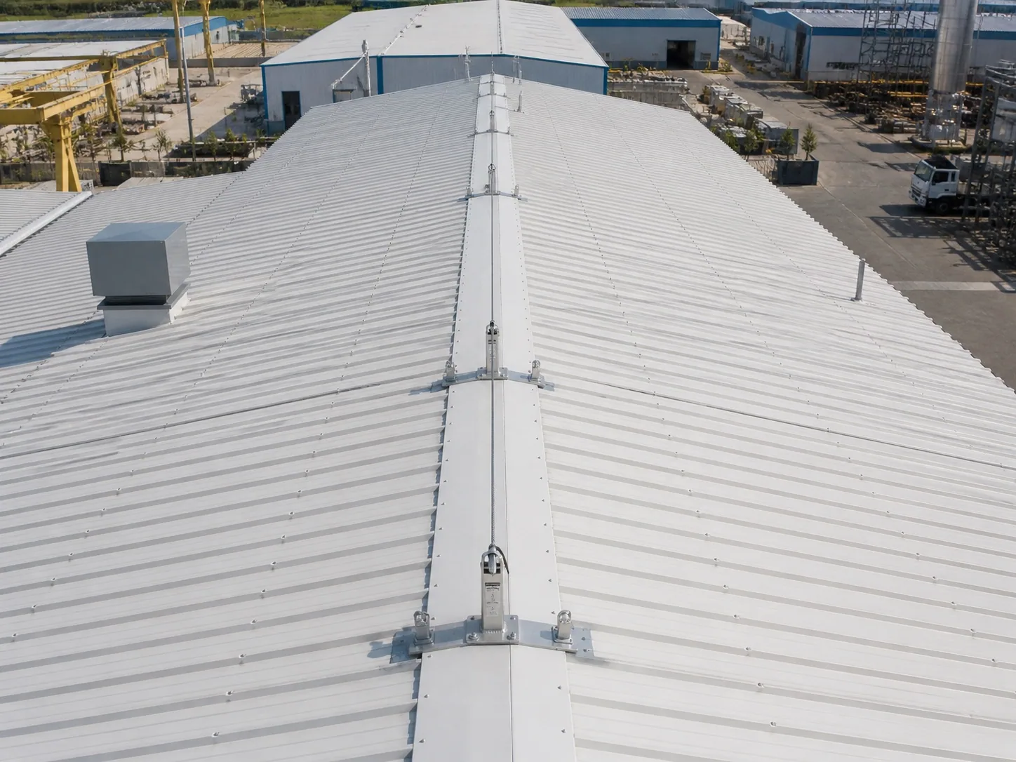 Sistema de linha de vida horizontal em telhado industrial